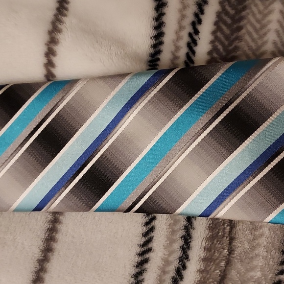 Van Heusen Neck Tie - Picture 3 of 5
